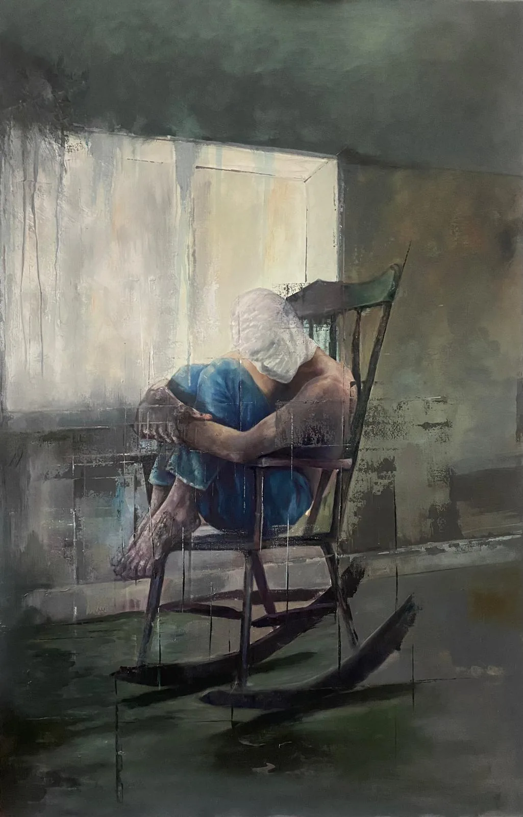 Stillness, n° 3 – Figur in einem Schaukelstuhl, in blaues Tuch gehüllt, in einem stillen Raum